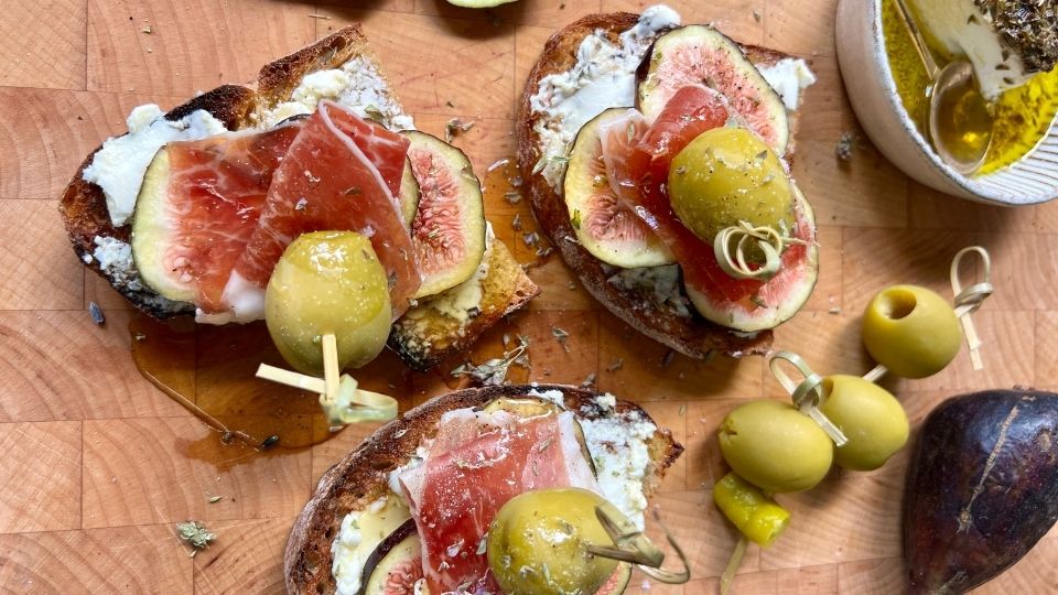 SERRANO HAM, GOATS' CHEESE & HONEY ON TOAST