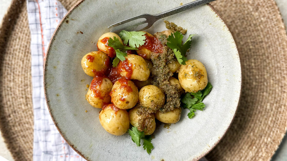 PAPAS WITH MOJO VERDE & ROJO