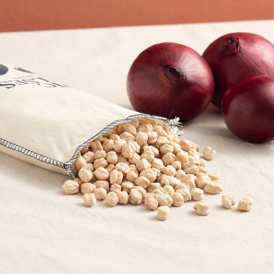 LE27302 Brindisa epic lechoso  in a fabric sack with three red onions brindisa spanish foods